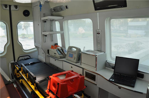 磴口县救护车内部